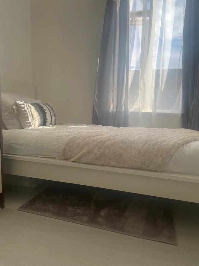 Home Sweet Home In Rg1 With Free Parking Reading Zewnętrze zdjęcie